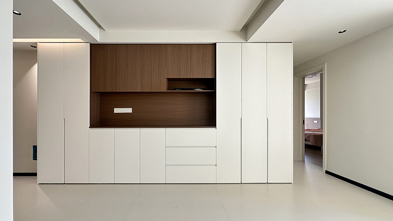 純白與木色交織，演繹簡(jiǎn)約生活美學(xué)