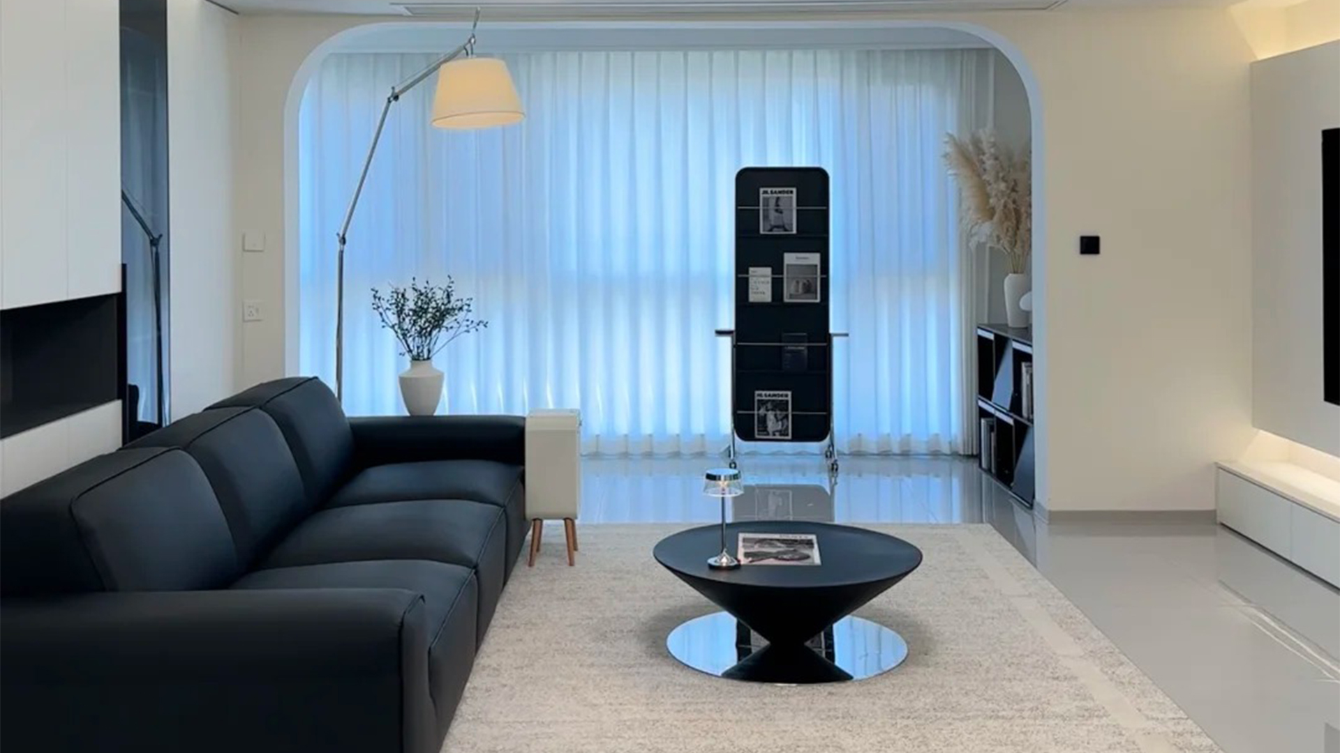 現(xiàn)代簡約風(fēng)裝修，開放式布局與中性色演繹簡潔空間