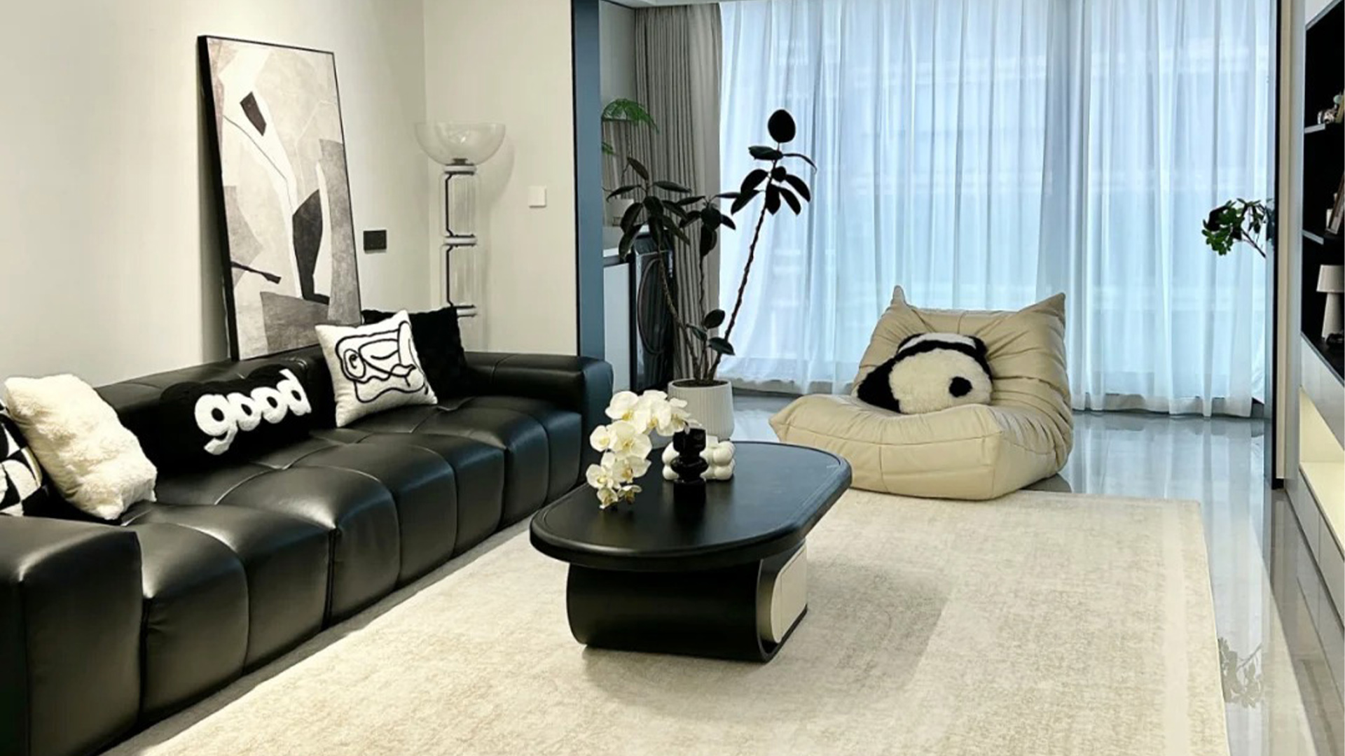 簡(jiǎn)約風(fēng)空間詩篇，中性色調(diào)與隱藏?zé)魩У姆諊缹W(xué)