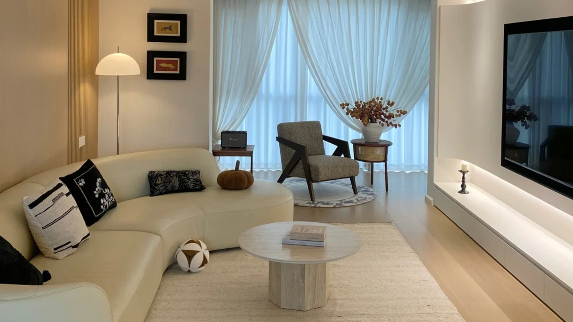 現(xiàn)代簡約風舒適空間 | 中性色調與簡潔線條的完美融合