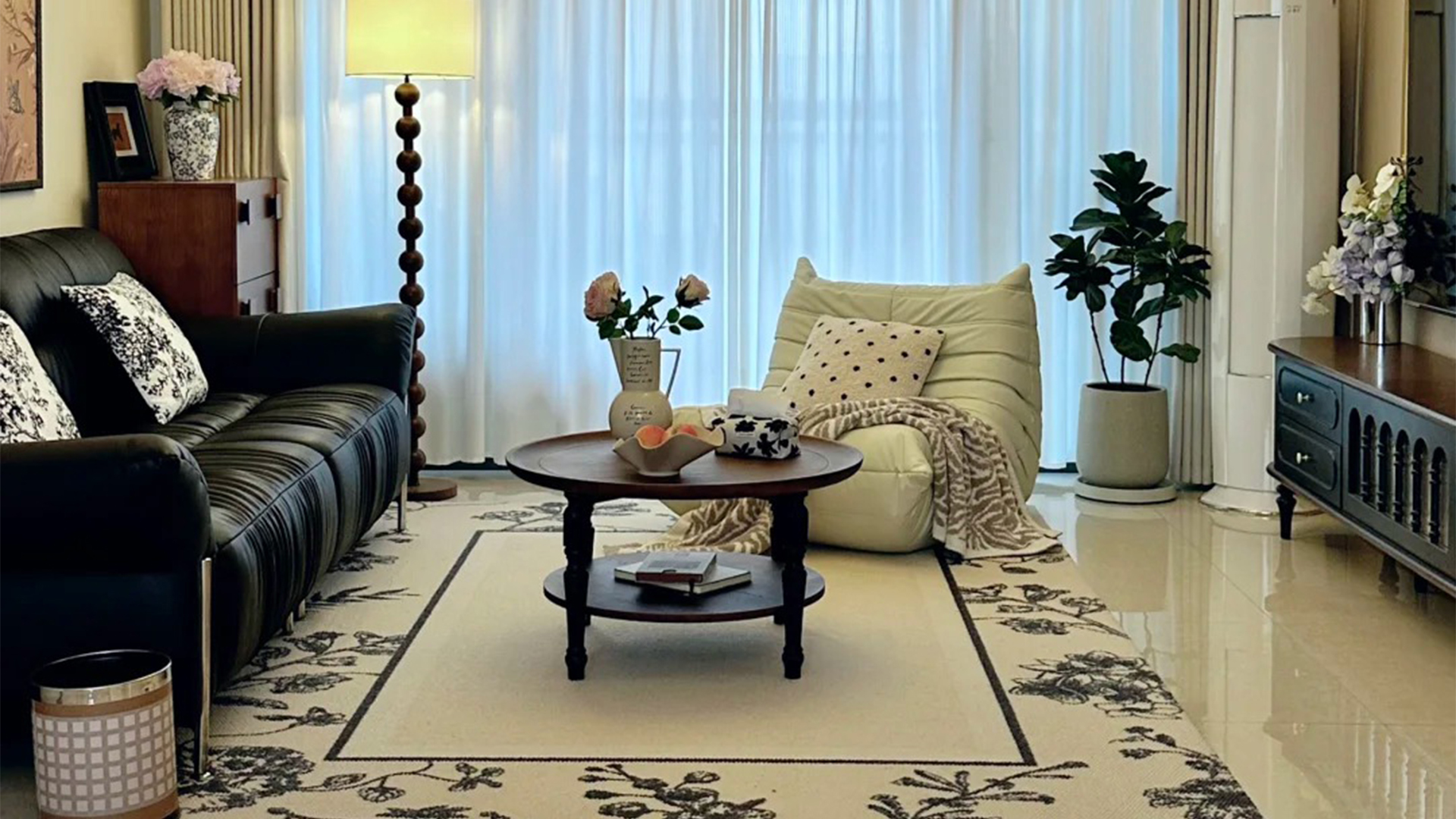 簡(jiǎn)約風(fēng)客廳美學(xué) | 經(jīng)典色系與復(fù)古元素的優(yōu)雅對(duì)話