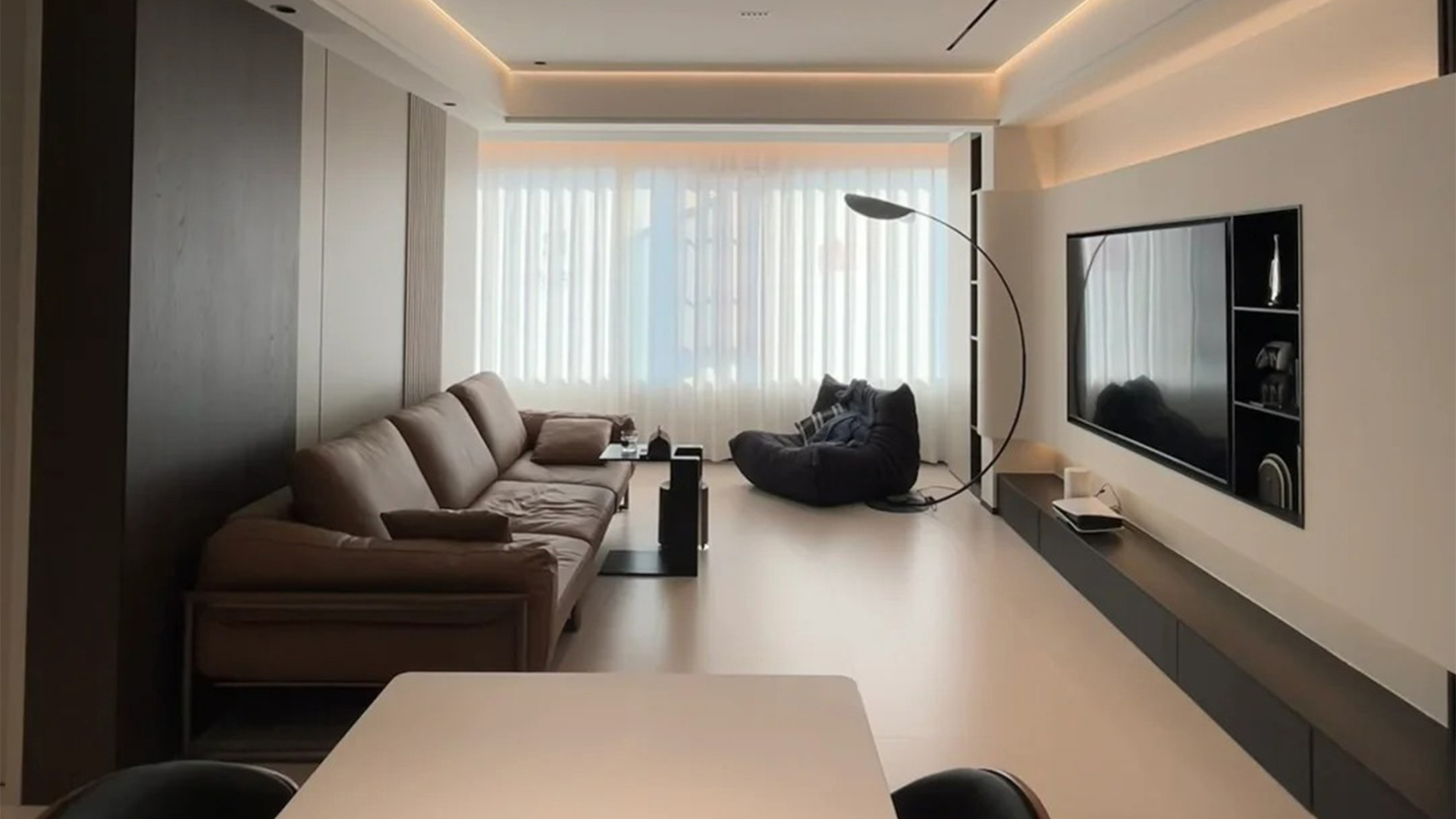 輕奢風(fēng)金屬質(zhì)感中性色調(diào)現(xiàn)代優(yōu)雅家居空間設(shè)計