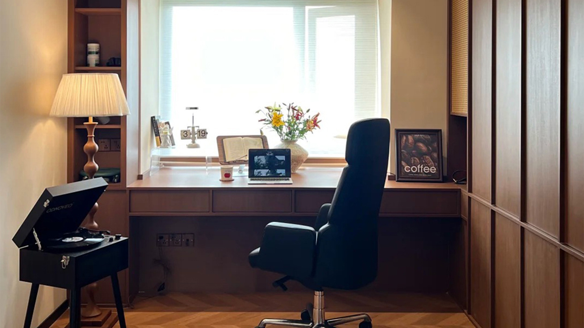 中古風(fēng)|暖調(diào)木紋空間，古典柱式點(diǎn)綴時(shí)光溫柔流轉(zhuǎn)